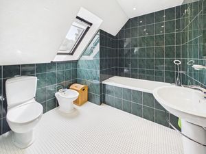 ENSUITE BATHROOM- click for photo gallery